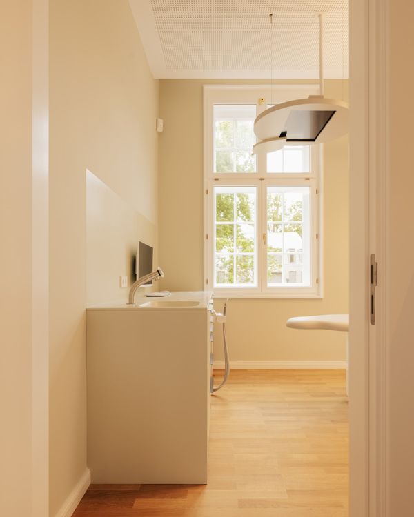 Helle, freundliche Behandlungszimmer